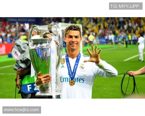 球迷冲进场内抢C罗球衣欧冠赛场上演荒唐一幕